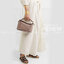 Loewe Puzzle Bag In Classic กระเป๋าทรง Puzzle นี้ออกแบบโดย Jonathan Anderson โดยได้รับแรงบันดาลใจในการออกแบบมาจากรูปทรงของลูกรักบี้ ดังนั้น จึงจะเห็นได้ว่าการตัดเย็บและรูปทรงของกระเป๋านั้นคล้ายคลึงกับลูกรักบี้ รูปทรงดูมินิมอลไม่ทิ้งคอนเซ็ปต์ของแบรนด์ สามา