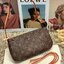 น้องน่ารักน่าใช้มากๆค่ะ LOUIS VUITTON POCHETTE ((Premium Gift Lv)) กระเป๋าหิ้ว//คล้องไหล่//สะพายข้าง//หรือถือแบบคลัท ชิลๆได้เลยค่า หนังแกะแท้นิ่มสวย เปิดปิดกระเป๋าแบบซิป ภายในสามารถใส่กระเป๋าเงินใบกลางได้; มือถือได้;พาสปอร์ตได้;ของจำเป็นจุกจิกสาวๆได้เยอะเ