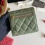 หนังแท้ Chanel Classic small wallet caviar 3 พับ พร้อมส่งที่ไทย รุ่นยอดนิยมไอเท็มฮิตวัสดุหนังแท้คาเวียร์สวยคลาสสิคเปิดปิดด้วยฝาปิดกระดุมด้านหน้ามีโลโก้แบรนด์อะไหล่ทองสวยหรูดูดี ตัวจริงสวยน่าใช้ Chanel mini นาทีนี้กำลัง in สุดๆ ภาพสินค้าถ่ายจากงานขายจริง ใ