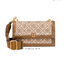 สีใหม่ Hazelnut Medium Size TORY BURCH T Monogram jacquard shoulder bag คอลเลคชั่น T Monogram สำหรับคอลเลคชั่นฤดูใบไม้ผลิ 2021 เราสร้างสรรค์ลายโมโนแกรมที่ได้รับแรงบันดาลใจมาจากลวดลายการถักทอผ้าห่มของชาว Pennsylvania Dutch แบบดั้งเดิม เป็นการเฉลิมฉลองโลโก้