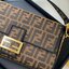 พรีเมี่ยมกิ๊ฟแท้ 100% 】หนังแท้ FENDI Baguette Shoulder Bag Brown fabric จุของได้เยอะมากก ลายซิกเนเจอร์ สวยงามน่าใช้ค่าา
