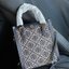 Tory burch t monogram jacquard mini tote ลวดลายT monogram ด้วยโลโก้สุดไอคอนนิคของแบรนด์ โดดเด่นด้วยกราฟฟิคและดีไซน์ ออกมาในหลายรูปแบบหลายคอลเลคชั่น แต่ละคอลเลคชั่นสวยหรูไม่แพ้กัน ทรงมินิโท้ท ขนาดกำลังดี ใช้งานง่าย ก็เป็นอีกหนึ่งรุ่นที่ทันยุคทันสมัยที่สาวๆ