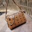 M.C.M MILLIE TOP ZIP CROSSBODY IN VISETOS รุ่นหายากที่สาวๆตามหา เพราะดีไซน์ยูนิค เรียบแต่มีดีเทลความหรู ๆ กระเป๋าสะพายที่มาพร้อมสาย 2 แบบ สายโซ่คล้องไหล่ คล้องแขน และสายหนัง crossbody ให้ปนับใช้ได้ตามใจชอบ วัสดุหนังแคนวาสคุณภาพดี ใช้งานง่ายด้วยซิป ใส่โทรศ