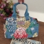 Cath Kidston กระเป๋าถือหรือสะพายข้างสไตล์วินเทจ น้ำหนักเบา เปิดปิดกระเป๋าด้วยซิป ด้านหน้าประดับโลโก้ Cath Kidston ด้านข้างมีช่องเล็กใส่ของ