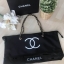 New Gorgeous☆☆ กระเป๋าใบใหญ่ทรง Tote จากแบรนด์ Chanel VIP gift Bag ทำจากผ้าหนา Polyester ฐานล่างกระเป๋าทำจากหนังแก้วผิวมันเงา สวยหรู สกรีนโลโก้ชาแนลหน้าหลัง หัวซิปปั้มโลโก้ ด้านในเป็นช่องกว้าง และมีอีกหนึ่งช่องเก็บของ รุ่นนี้สะพายไหล่เป็นสาย