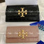 TORY BURCH Croc Long Wallet กระเป๋าสตางค์ใบยาว วัสดุหนังแกะสังเคราะห์ อะไหล่อทองโดดเด่นที่ด้านหน้า หนังเงาขึ้นรูปสวย เปิด-ปิดด้วยกระดุม ด้านในกระเป๋าแบ่งออกเป็นPatation มีช่องชิปยาวตรงกลาง มีช่องสำหรับ 6 ใบ งานสวยพร้อมส่งให้รับทรัพย์กันแล้ววันนี้