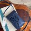 TORY BURCH MILLER METAL PHONE CROSSBODY อีกหนึ่งกระเป๋าใส่มือถือรุ่นฮิตที่เชื่อว่าหลาย ๆ คนต้องเคยเห็นผ่าน ๆ ตามาอย่างแน่นอน กับแบรนด์ Tory Burch ดีไซน์กระเป๋าทรงฝาพับแม่เหล็กใช้งานง่าย มาพร้อมดีเทล Logo สีเดียวกับเฉดสีของกระเป๋า แต่ยังมีความน่ารักด้วยทรง