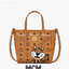 M.C.M Toni Shopper in New Year Tiger Visetos รุ่นใหม่ล่าสุด เฉลิมฉลองวันปีใหม่ทางจันทรคติด้วยการใช้สัญลักษณ์ประจำราศีปี 2022 อย่างสนุกสนาน ด้วยดวงตาเพชรของบาวาเรียที่แสดงถึงความทะเยอทะยานอันเจิดจ้า Tiger สวยก่อนใครเลยค่ะ พร้อมส่งที่ไทย ที่นี่ที่เดียวเลย พ