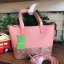 Kate Spade INA Greta Court Glitter Crossbody กระเป๋าถือหรือสะพายใบเล็ก วัสดุหนัง Saffiano สวยหรู ด้านหน้าประดับโลโก้สีทองสวย ก้นกระเป๋ามีดีเทลด้วยGlitter วิ้งๆดูหรู ภายในมีช่องซิปและช่องเล็ก สามารถใส่ ipad mini กระเป๋าสตางค์ใบยาวและของจุกจิกได้เยอะ มีหมุด