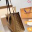LV ONTHEGO Catogram Capsule Collection by Grace Coddington / LV CARRYALL TOTE กระเป๋าทรงโท้ทลายใหม่ น้องหมาน่ารัก น่าใช้ จุได้แบบจุกๆ ภายในโล่งกว้าง ภาพถ่ายจากงานจริง พร้อมส่ง
