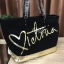 VICTORIA’s SECRET Black and Gold Carryall Zippered Tote Bag กระเป๋าถือหรือคล้องบ่า สไตล์sport วัสดุผ้าแคนวาส ด้านหน้าสกรีนโลโก้เป็นสีทองบนพื้นสีดำดูโดดเด่น เปิดปิดด้วยซิปเดียวด้านบน ภายในกว้าง ใส่เสื้อผ้าสัมภาระสำหรับออกทริปหรือเล่นกีฬา/โยคะ ใบนี้จัดได้เล