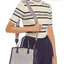 TORY BUTCH SMALL WALKER CANVAS กระเป๋าถือ หรือสะพาย TORY BURCH เปิด - ปิดกระเป๋าด้วยกระดุมแม่เหล็ก ด้านในแบ่งเป็น 3 ช่อง มีช่องซิปตรงกลาง และมีช่องซิปเล็กอีก 1 ช่อง ช่องใส่ของ 1 ช่อง หูจับสูง 14 cm มาพร้อมสายสะพายยาว สามารถถอดและปรับได้ Free Size ค่ะ