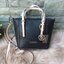 GUESS DELANEY CROSS BODY BAG กระเป๋าถือหรือสะพายรุ่นที่ฮิตและขายดีที่สุดจาก GUESS FACTORY คอลเลคชั่นใหม่วัสดุหนังเรียบปั้มลาย GUESS Signature รอบใบสวยหรูอยู่ทรง ขนาดกำลังดี น้ำหนักเบา ด้านหน้าประดับโลโก้พร้อมพวงกุญแจโลโก้แบรนด์ห้อยที่หูหิ้วถอดเเยกใช้ได้ เ