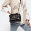 TORY BURCH KIRA QUILTED SMALL BAG พร้อมส่งที่ไทย ไม่ผิดหวังแน่นอนค่ะ! กระเป๋าหิ้วหรือสะพายข้างได้ วัสดุหนังแกะแท้ทั้งใบ ((หนังแกะจะมีคุณภาพดีเงานิ่มและแพงกว่าหนังวัวจ้า)) หนังนิ่มสวยงามมากๆค่ะ เปิดปิดกระเป๋าแบบหมุนล็อคแบบโลโก้แบรนด์ ใช้อะไหล่คลาสสิคดูหรูเ