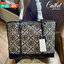 ของแท้ 💯% Tory burch perry monogram jacquard triple compartment tote ครั้งแรกกับลายโมโนแกรม ที่ได้รับแรงบันดาลใจมาจากโลโก้สุดคลาสสิกในกระเป๋าทรงtote bag T Monogram ที่ใช้การทอลายแบบแจ็กการ์ดสุดประณีต