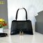 BALENCIAGA Hourglass top-handle tote bag กระเป๋าสะพายแบรนด์หรูซิกเนเจอร์ ที่มาพร้อมดีไซน์โดดเด่น มีความโฉบเฉี่ยว โค้งมนเหมือนพระจันทร์เสี้ยว เพิ่มความสวยสะดุดตาด้วยการตกแต่งอักษร B เมทัลลิก