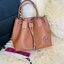 OUTLET 】TORY MCGRAW SMALL DRAWSTRING กระเป๋าถือหรือสะพายข้าง วัสดุหนังวัวแท้ อะไหล่ทอง เปิด-ปิดด้วยสายหนังรูด จะถือหรือสะพายข้างได้Crossbodyได้ น้ำหนักเบาจุของได้เยอะ ด้านหน้าประดับโลโก้แบรนด์ ด้านในมีช่องเล็กสำหรับใส่บัตรใส่ตังค์ได้ มีสายยาว ปรับสายได้ ถ