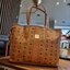M.C.M REVERSIBLE LIZ SHOPPER IN VISETOS ความจุใจมาพร้อมเสิร์ฟให้ถึงบ้าน แถมไม่พอ!! ยังมีใบลูกไปให้อีก สะพายแยกได้เก๋ๆด้วย!! ใครที่มองหากระเป๋าทรงโท้ทจุๆ ต้องใบนี้เลย!! กระเป๋าสะพายไหล่ ดีไซน์ทรงสวยน่าใช้ โดดเด่นกว่าใคร ไม่ซ้ำ สำคัญคือ ใช้ได้ 2 ด้าน กลับใช