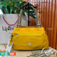 Kipling Damen Orelie Henkeltasche รุ่น K15257 กระเป๋าถือ/สะพาย Crossbody ขนาดกำลังดี หูกระเป๋ายาวสามารถคล้องบ่าได้ วัสดุpolymode100% ผ้ากันน้ำ กระเป๋ามีน้ำหนักเบา มีช่องซิป ด้านหน้า และ ด้านหลัง ภายในแบ่งเป็น 3 ช่องหลักใช้งาน ช่องซิปกลางแยกเป็นสัดส่วน จุข