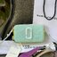 Marc Jacobs Snapshot Bag กระเป๋าแบรนด์ดังจากสัญชาติอเมริกัน นับได้ว่ารุ่นนี้เป็นรุ่นทรงฮิตเลยทีเดียว โดยด้านหน้ากระเป๋าจะเป็นโลโก้แบบโลหะที่เป็นสัญลักษณ์ของแบรนด์นี้ มาพร้อมสายสะพายที่จะสะพายยังไงก็ดูโดดเด่น เพราะขนาดใหญ่ที่สกรีนตัวอักษรโลโก้ ในรูปแบบต่าง