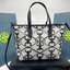 Tory burch Gemini Link Canvas Top Zip Tote Bag สำหรับ Collection นี้คาดว่าน่าจะเป็นรุ่นที่สะดุดตาใครหลายคนอย่างแน่นอน เพราะ "Gemini Link" หรือ "เจมิไน ลิงค์” จุดเด่นคือลวดลายโซ่อันเรียบหรูที่สามารถสะกดทุกสายตา ใครได้เห็นก็ต้องรู้เลยว่าเป็นแ