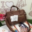 Anello polyester 2 way mini boston bag จากแบรนด์ดังในประเทศญี่ปุ่น กระเป๋าสไตล์คลาสสิค มีโครงปากกระเป๋ากว้างเป็นสัญลักษณ์ วัสดุหนัง pu กันน้ำได้ ภายในมีช่องใหญ่และช่องเล็กด้านข้าง2ช่อง เปิดปิดด้วยซิปคู่ มีตัวล็อคที่หูจับ ด้านหน้ามีช่องซิปเล็กใช้งานได้จริง