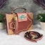 ALDO HARORTLAND BAG กระเป๋าทรง Box วัสดุผ้ากำมะหยี่แจ่งลาบฉลุสีทองสวยมากกกกกสุดๆ เปิดปิดด้วยกระดุมแม่เหล็ก เป็นลักษณะกล่อง เก๋ๆค่ะ ด้านในเป็นช่องโล่ง ใส่มือถือ กปต. เครื่องสำอางค์ จุได้เยอะค่ะ มาพร้อมสายยาว ปรับได้ 5 ระดับ และ พวงกุญแจพู่ ถอดได้ค่ะ แนะนำค