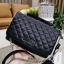 GUESS CROSSBODY BAG กระเป๋าสะพายรุ่นใหม่ล่าสุดทรงเหลี่ยมหนังนิ่มสวยเดินเส้นลายตารางอยู่ทรงด้านหน้าประดับโลโก้ GUESS สวยดูมีเปิดปิดด้วยฝาปิด ภายในมีช่องแบ่งสองช่องเป็นสัดส่วนใส่กระเป๋าสตางค์ใบยาว มือถือ ของจุกจิกได้เยอะ พร้อมสายสะพายโซ่ต่อหนังจะเลื่อนใช้สา