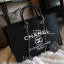 Chanel tote canvas bag จากงานพรีเมี่ยม VIP GIFT รุ่นดังเลยค้า Size ใหญ่อลัง บอกเลยว่า *งานดีที่สุด ตัวกระเป๋า กระเป๋าผ้าเป็นผ้า canvas เนื้อดีสมราคา สัมผัส นุ่มลื่นมือมากกกก อะไหล่เงินปั้มแบรนด์แท้ทั้งใบ ด้านหน้าปัก logo แบรนด์สุดหรู จุของได้เยอะมากก มีช่