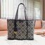 OUTLET 】TORY BURCH FACTORY MONOGRAM JACQUARD LARGE TOTE BAG (L) กระเป๋าถือหรือสะพายดีไซน์ยอดนิยมจาก TORY BURCH FACTORY OUTLET วัสดุ Woven Jacquard & Leather ทอลาย Jacquard Singnature แบรนด์รอบใบปราณีตสวยอยู่ทรงเป็นเอกลักษณ์ ใบใหญ่กำลังดี กว้างและจุได้เยอะ