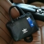 ADIDAS HANDLE BAG กระเป๋าถือเเละสะพายทรงโดม วัสดุนิ่มหนังสวยอยู่ทรงด้านหน้ามีโล้โก้แบรนด์ เปิดปิดด้วยซิปสะดวกใช้ หัวซิปแบรนด์ ขนาดใหญ่กำลังดี จุได้เยอะ น้ำหนักเบา ภายในมีโลโก้มีช่องซิปใส่ของ หูจับถนัดมือ พร้อมสายสะพายถอดได้เลื่อนปรับได้ Crossbody ได้ ไอเท