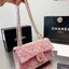 CHANEL Tweed Flap Bag 25cm ลุคคุณหนูไม่ควรพลาด Collection นี้เลย ลวดลายบนกระเป๋าแบบกราฟฟิคมีเท็กเจอร์ ทำให้กระเป๋าดูมีราคามากยิ่งขึ้น สะพายใช้งานได้หลายโอกาส ไม่ว่าจะไปเที่ยวหรือไปงานเลี้ยงสังสรรค์ก็เหมาะสมเป็นอย่างยิ่งเลยค่ะ