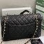 หนังแท้ CHANEL LARGE CLASSIC JUMBO HANDBAG 30cm พร้อมส่งที่ไทย Lambskin & Grained Calfskin กระเป๋าสะพายคลาสสิกใบใหญ่ หนังแท้และโลหะสีทอง/สีเงิน ภาพสินค้าถ่ายจากงานขายจริง ใช้งานต่างประเทศได้
