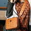 M.C.M KLASSIK CROSSBODY BOX BAG ไอเท็มขวัญใจเซเลปอีกหนึ่ง!! กระเป๋าสะพายครอสบอดี้ดีไซน์ทรงกล่อง ด้วยรูปลักษณ์ที่มีสไตล์ สามารถใช้กับลุคแคชชวล หรือลุคไหนๆก็ทำให้ดูโดดเด่นขึ้นมาได้ วัสดุหนังแคนวาสคุณภาพดี เปิด-ปิดด้วยซิป มีช่องหลัก 2 ช่อง มาพร้อมสายสะ