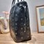 M.C.M SMALL REVERSIBLE LIZ SHOPPER IN VISETOS พร้อมเสิร์ฟความสวยให้ถึงบ้าน กับกระเป๋าทรงโท้ทไซส์ small ขนาดกำลังสวย แถมไม่พอ!! ยังมีใบลูกไปให้อีก สะพายแยกได้เก๋ๆด้วย!! ใครที่มองหากระเป๋าทรงโท้ทจุๆหน่อย ก็ต้องใบนี้เลย ดีไซน์ทรงสวยน่าใช้ โดดเด่นกว่าใคร ไม่ซ
