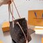 LV Neverfull Monogram Tote Bag กระเป๋าทรงโท้ทสะพายไหล่ใบใหญ่ขนาดกำลังสวย มาพร้อมใบลูก คลาสสิคที่สุด เป็นอีกรุ่นที่มีคนใช้กันทั่วบ้านทั่วเมือง ฮิตแบบไม่ต้องพูดเยอะ