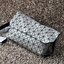 Baobao Issey Miyake Prism Sac ชาวมินิมอลทั้งชายและหญิงต้องถูกใจรุ่นนี้ เพราะ Prism Sac เป็นกระเป๋าแบบ unisex ที่มาพร้อมกับความเรียบง่ายของวัสดุเนื้อแมตต์ แต่ให้ลุคสไตล์เท่แบบคูลๆ โดดเด่นด้วยดีไซน์ที่ออกแบบมาให้ใช้งานที่ง่าย ตอบโจทย์ทุกสถานการณ์ฝาพับแบบเปิ