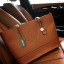Guess Saffiano Shopping Bag กระเป๋าถือและคล้องบ่าทรงช้อปปิ้งใบใหญ่ หนังSaffiano ใส่เอกสารขนาด A4 ได้ จุของได้เยอะ ด้านหน้าสลักแบรนด์หนังลายนูนพร้อมประดับtagสายหนังถอดออกได้ เปิดปิดด้วยซิปเดียวด้านบน ภายในบุผ้าติดโลโก้ มีช่องเล็กและข่องใส่โทรศัพท์ เรียบง่า