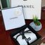 Chanel Shawl Wrap Scarf (With Box) พลาดไม่ได้กับของขวัญสำหรับเทศกาลดีๆที่กำลังจะมาถึง ส่งมอบความรู้สึกดีๆให้กับคนที่คุณรัก ด้วยผ้าพันคอ หรือ ผ้าคลุมจากแบรนด์ดัง ด้วยเนื้อผ้าแบบcashmereที่ถักทอแบบเนื้อละเอียด จึงทำให้นุ่มน่าสัมผัส ให้ความอบอุ่นได้ดี ไม่ว่า
