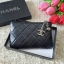 รุ่นที่ใครหลายคนรอคอย ❤️💚 CHANE VIP GIFT PURSE BAG กระเป๋าคล้องมือทรงมินิ จากงาน VIP GIFT แบรนด์ดังอย่าง CHANEL วัสดุหนัง PREMIUM PU สุดหรูเปิดปิดด้วยที่จับซิป LOGO อะไหล่เงิน ประดับโลโก้ ด้านในมีช่องใส่บัตรได้อีก3ช่อง มาพร้อมที่ใส่พวงกุญแจ
