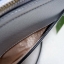 Katespade Crossbody Bag ด้านหน้าติดโลหะชื่อแบรนด์อะไหล่สีทอง เปิดปิดด้วยช่องซิป ด้านในเป็นช่องใส่สิ่งของ และมีป้ายหนังปั๊มโลโก้แบรนด์ ผ้าบุเป็นลายแบรนด์อีกด้วย รุ่นนี้มาพร้อมสายสะพายยาวปรับระดับได้ ทรงนี้สะพายกี่ทีก้อไม่มี out นะจ้ะสาวๆ
