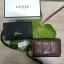 Guess leather wallet กระเป๋าสตางค์ใบกลาง มีสายคล้องมือสามารถถอดได้ ด้านหน้าแต่งโลโก้แบรนด์โลหะสีเงิน ภายในมีช่องใส่ธนบัตร,เหรียญ บัตรต่างๆ ปิดเปิดใช้งานสะดวก