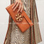 Tory burch Miller Metal clutch กระเป๋าคลัทช์ดีไซน์เรียบหรูออกแบบมาได้อย่างลงตัว ด้วยรูปทรงที่สวยงามและทันสมัย จากแบรนด์ Tory Burch ขนาดกำลังดี สามารถใส่กระเป๋าสตางค์หรือเครื่องสำอางค์ได้ตามขนาดกระเป๋า ในเรื่องของดีไซน์และอะไหล่สีทองดูแมทช์กันดีกับกระเป๋า 