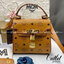 M.C.M Heritage Visetos Coated Canvas Satchel คอลเลคชั่นใหม่ล่าสุด ดีไซน์ไซส์กะทัดรัด เหมาะกับการเก็บของสำคัญของสาวๆ ได้อย่างมั่นใจ สะพายได้แบบคล่องตัว กระเป๋าสะพายข้าง ตัวกระเป๋าเป็นหนังแคนวาสคุณภาพ ภายในเป็นช่องโล่ง สาวๆได้พกพาใบนี้ไปทำกิจกรรมได้ตามสะดวก