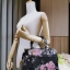 GUESS WOMAN CROSS BODY BAG กระเป๋าถือ/สะพายรุ่นใหม่ล่าสุดจาก GUESS FACTORY หนังสวยอยู่ทรงแข็งไม่ย้วย ขนาดกำลังดี น้ำหนักเบาด้านหน้าประดับโลโก้แบร์นพร้อมอะไหล่เงินที่หูหิ้วและมุมขอบกระเป๋าเพิ่มดีเทลเก๋ หูจับเเข็งแรงพับลงได้ เปิดปิดด้วยซิปสะดวกใช้ ภายในมีโล
