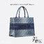 Medium Dior Book Tote Bag Blue Denim Dior Oblique Jacquard กระเป๋าทรงโท้ท แก่นแท้ของความงามรูปลักษณ์ทันสมัย เดนิมหรูหรา