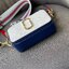 Marc Jacobs Snapshot Bag กระเป๋าแบรนด์ดังจากสัญชาติอเมริกัน นับได้ว่ารุ่นนี้เป็นรุ่นทรงฮิตเลยทีเดียว โดยด้านหน้ากระเป๋าจะเป็นโลโก้แบบโลหะที่เป็นสัญลักษณ์ของแบรนด์นี้ มาพร้อมสายสะพายที่จะสะพายยังไงก็ดูโดดเด่น เพราะขนาดใหญ่ที่สกรีนตัวอักษรโลโก้ ในรูปแบบต่าง
