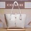 COACH MARKET TOTE กระเป๋าถือใบใหญ่ทรง TOTE ทรงกระเป๋าสวยหรู กระเป๋าใบใหญ่ใส่ของได้เยอะ Tote bag อีกหนึ่งรุ่นฮิต ให้พื้นที่จุของกว้างขวาง เชื่อว่าต้องเคยผ่านตาสาว ๆ มาก่อนแน่นอนค่ะ เพราะเป็นกระเป๋าที่ใช้งานง่าย สะพายไหล่ไปได้ทุกที่ ทุกโอกาส ด้วยขนาดของกระเ