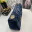 หนังแท้ Large Dior Caro Bag Blue Dior Flowers Cannage Denim กระเป๋าสะพายทรงกล่องเปิดหน้า งานหนังแท้และเดนิมแจ็กการ์ดอย่างดี แต่งอะไหล่CD ด้านหน้า มาพร้อมสายสะพายหนังสลับโซ่อะไหล่ทองหรูหรา สามารถปรับระดับได้ ถอดออกได้ ภายในโล่งกว้างจุของได้เยอะ ภาพสินค้าถ่