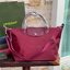 8สี พร้อมส่ง Longchamp LE PLIAGE NÉO TOP HANDLE BAG (medium size) อีกหนึ่งรุ่นยอดนิยม ที่สาวๆ ต้องมีไว้เก็บไว้สักใบ กระเป๋าโท้ทใบนี้ มาพร้อมกับสีที่มีสไตล์เรียบง่าย มีสายสะพายยาวปรับสั้นยาวได้ช่วยให้คุณสามารถสะพายไหล่ได้อย่างสบาย ในตัวสายปักโลโก้อันเป็นสั